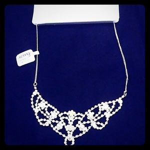 NWT- DAZZLING CRYSTAL  NECKLACE